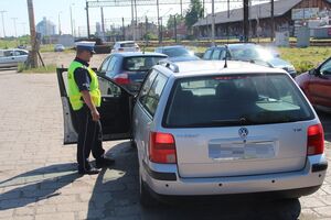 Policjant kontroluje kierowcę volkswagena
