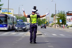 Policjant kieruje ruchem drogowym na skrzyżowaniu
