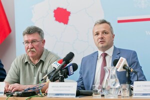 Mikołaj Bogdanowicz przemawia do zaproszonych gości