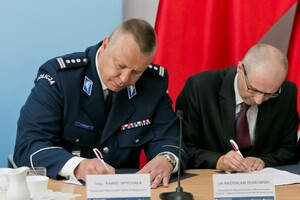 Uczestnicy porozumienia podpisują dokumenty