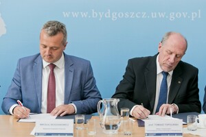 Uczestnicy porozumienia podpisują dokumenty