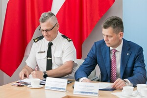 Uczestnicy porozumienia podpisują dokumenty