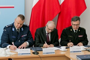Uczestnicy porozumienia podpisują dokumenty