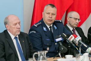 Komendant Policji przemawia do zaproszonych gości