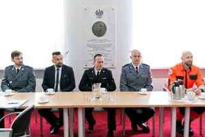 Uczestnicy spotkania siedzą przy stole