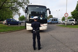 Policjant sprawdza ustawienie świateł