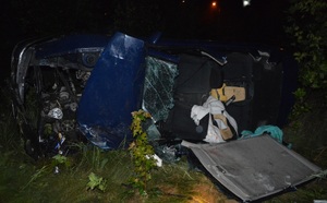 Widok na górę przewróconego samochodu