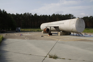 Symulator rozbitego samolotu na płycie lotniska