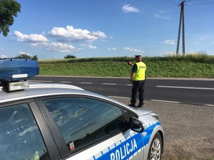 Policjant mierzy prędkość nadjeżdżającego auta