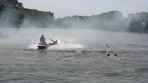 Ratownik wyskakuje ze skutera wodnego do wody