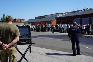 Policjant przemawia do zaproszonych gości