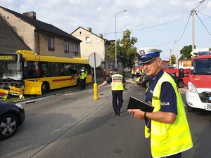 Miejsce zdarzenia policjanci. Na miejscu pracują policjanci.