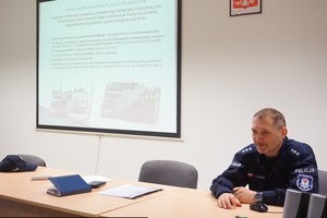 Policjant siedzi za biurkiem