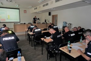 Policjanci piszą test wiedzy