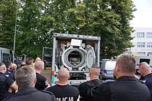 Policjanci oglądają specjalistyczny samochód do przewozu ładunków wybuchowych