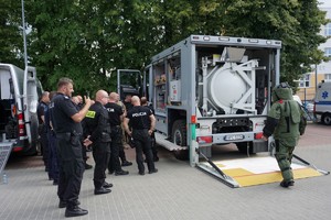 Policjanci oglądają wyposażenie specjalistycznego samochodu do przewozu ładunków wybuchowych