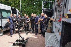 Policjanci oglądają robota pirotechnicznego