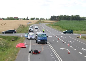 Roztrzaskany motorower, laweta mercedes i policyjne radiowozy na miejscu śmiertelnego wypadku