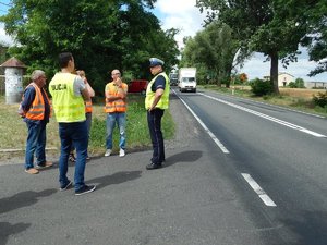 Policjanci i przedstawiciele GDDKiA rozmawiają o stanie drogi DK 62 w miejscu, gdzie doszło do śmiertelnego wypadku