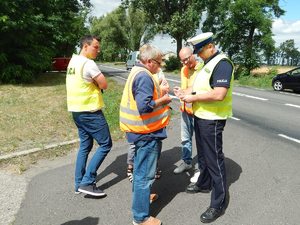 Policjanci i przedstawiciele GDDKiA spisują wnioski pokontrolne