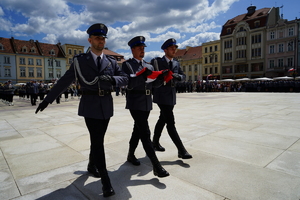 Poczet Sztandarowy z flagą państwową.