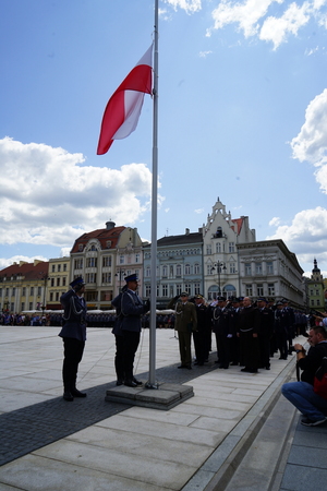 Wciągnięcie flagi na maszt.