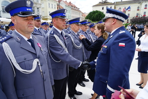 Przyznawanie awansów, odznaczeń i medali.