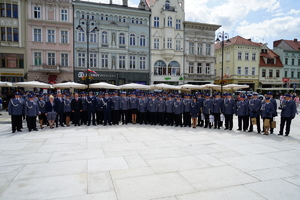 Zdjęcie grupowe wyróżnionych policjantów.