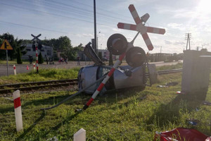 Przewrócone auto, w które uderzył pocią.