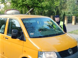 Policjant kontroluje trzeźwość kierowcy volkswagena busa