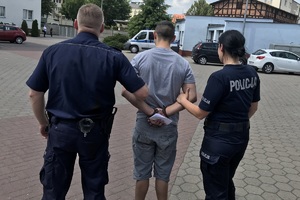 Policjanci prowadzą włamywacza