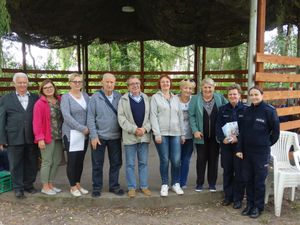 Zdjęcie grupowe policjantek z seniorami