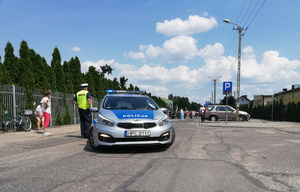 Policjant czuwa nad bezpieczeństwem uczestników imprezy.