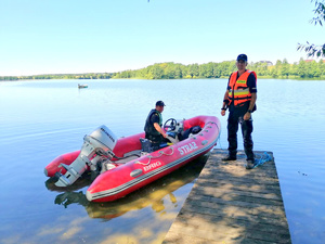 Patrol przed wypłynięciem na jezioro.