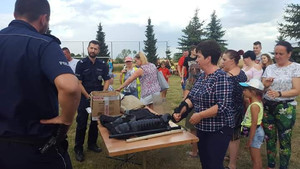 Policjanci podczas festynu prezentują sprzęt będący na ich wyposażeniu.