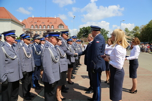 Wojewoda gratuluje odznaczonemu policjantowi