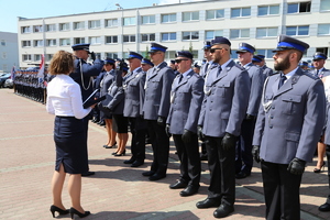 Policjant awansowany salutuje Komendantowi