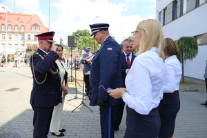 Komendant Regionalny Straży Ochrony Kolei salutuje