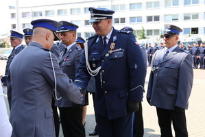 Komendant Wojewódzki ściska dłoń Przewodniczącemu NSZZP