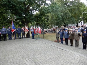 Delegacja służb mundurowych oddaje honor pod pomnikiem