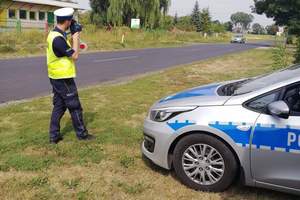 Policjant mierzy prędkość nadjeżdżającej osobówki