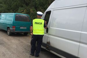 Policjant kontroluje kierowcę dostawczaka
