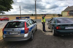 Policjant kontroluje kierowcę audi
