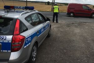 Policjant obserwuje przejeżdżające pojazdy