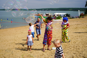 klauni puszczają mydlane bańki na plaży