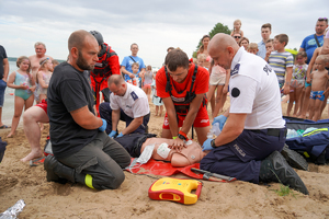 służby ratunkowe prowadzą reanimację na manekinie