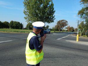 Policjant drogówki mierzy prędkość policjantów