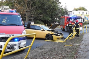 Rozbita mazda i strażacy na miejscu kolizji