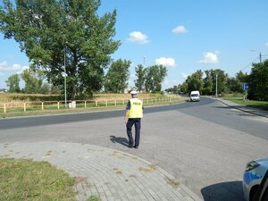 Policjant prowadzi kontrole