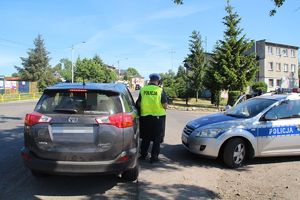 Policjant z powiatu nakielskiego kontroluje kierowcę toyoty